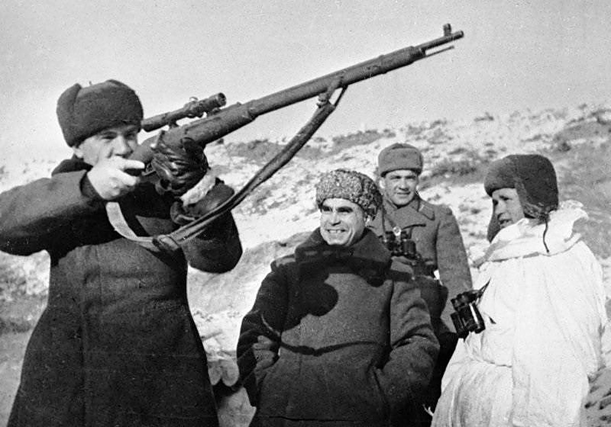 Chuikov empuña el fusil de francotirador de Záitsev, a la derecha