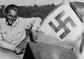 La revelación de Hitler a su gran héroe de la Luftwaffe: «Al final de la guerra me aseguró que Dios le había perdonado»