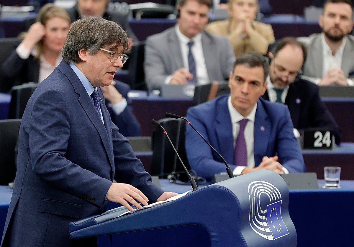 Carles Puigdemont, en 2023 junto a Pedro Sánchez