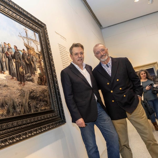 ¡Sangre marinera! Arturo Pérez-Reverte llega en su barco para presentar una exposición de Augusto Ferrer-Dalmau