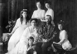 El zar Nicolás II, su esposa y sus hijos, pocos meses antes de ser ejecutados