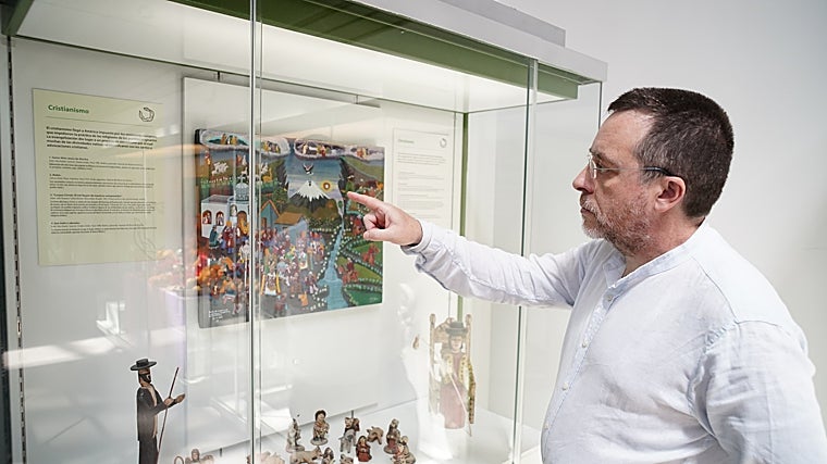 Garín, frente a una de las vitrinas del museo