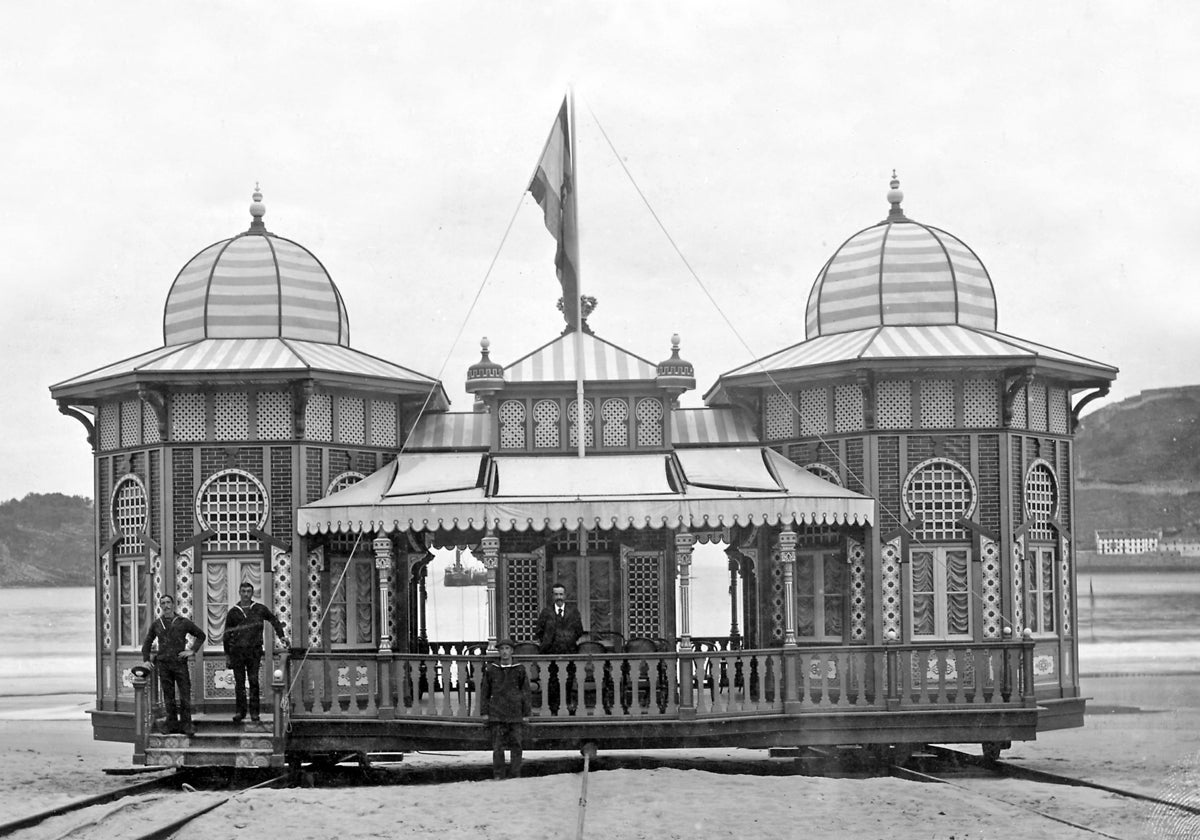 La Casa Real de Baños de Alfonso XIII, sobre sus raíles, en la playa de La Concha alrededor de 1905