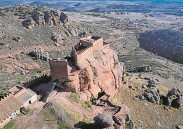 El extraño castillo español de la piedra roja: un coloso inexpugnable erigido sobre un acantilado