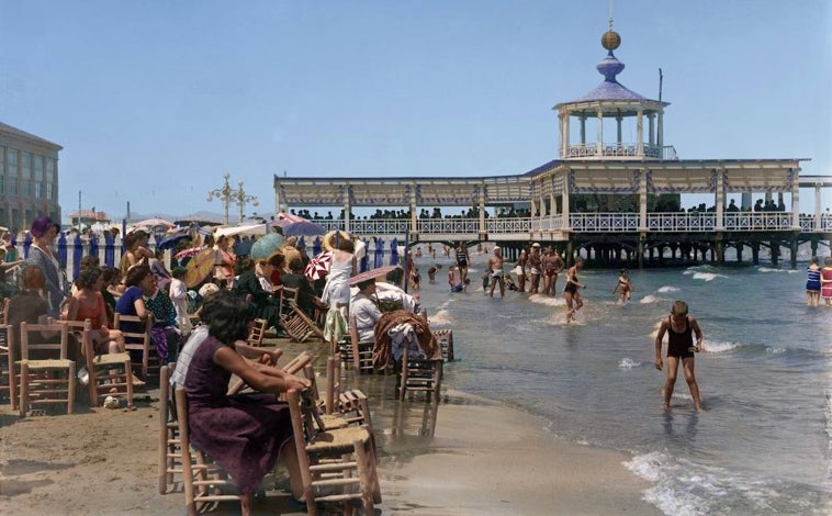 Imagen principal - Arriba: el Balneario de las Arenas, en Valencia, en 1920. La fotografía original es de Vicente Barberá Masip. Abajo a la derecha: la playa de la Victoria, en Cádiz, en 1929. Abajo a la izquierda: playa de Pedralejo, en 1911. La foto original fue obra de Gonzalo de Castro.