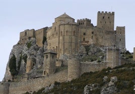 El castillo que ha sobrevivido intacto durante mil años colgado sobre una gran roca