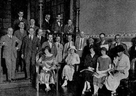 Imagen secundaria 1 - Recepción a la delegación en Avilés, visita a la Redacción de Blanco y Negro y ABC en Madrid, y una ilustración de Menéndez de Avilés y los visitantes 