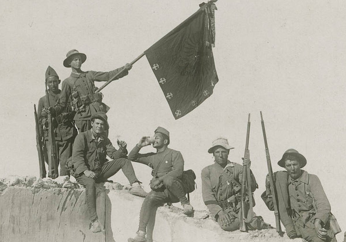 Los soldados de la legión, ondeando la bandera en la posición de Lauriat Hamed