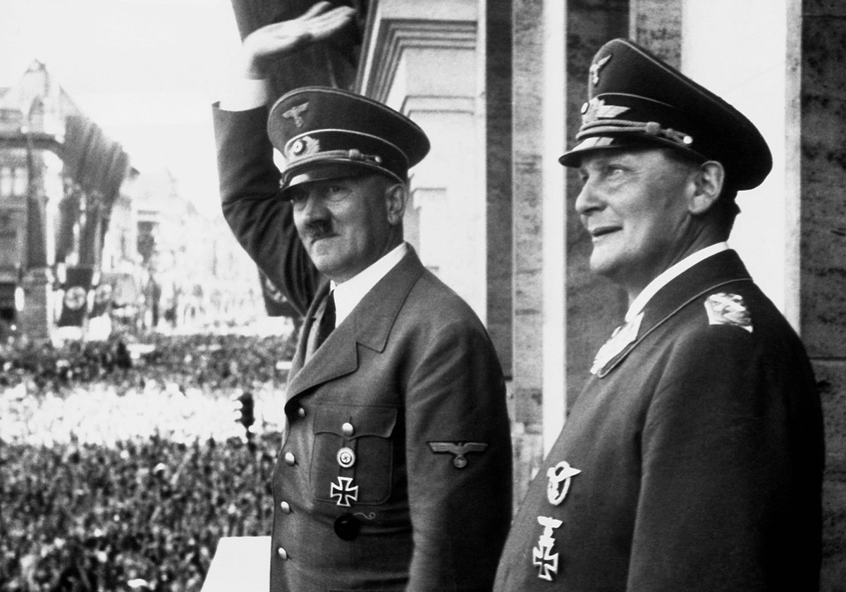 Hermann Göring y HItler, en un mitin durante la época del Tercer Reich