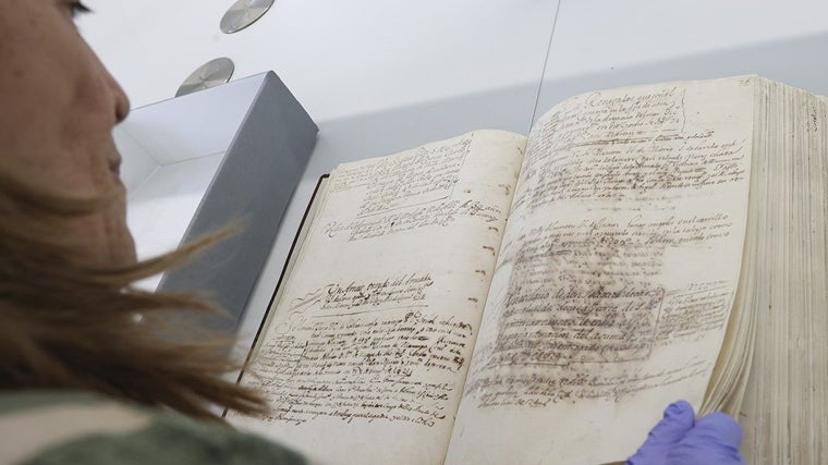 Terés revisa uno de los Libros Generales de Galeras