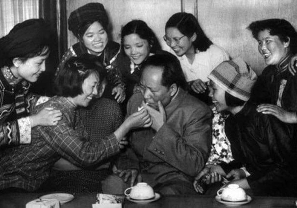 Mao, rodeado de mujeres, en 1950, un año después de fundar la República popular China