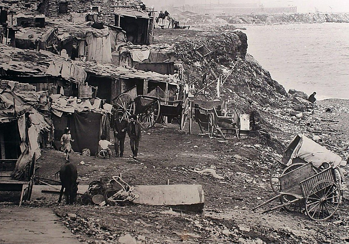 El barrio del Somorrostro en Barcelona, a mediados del siglo XX