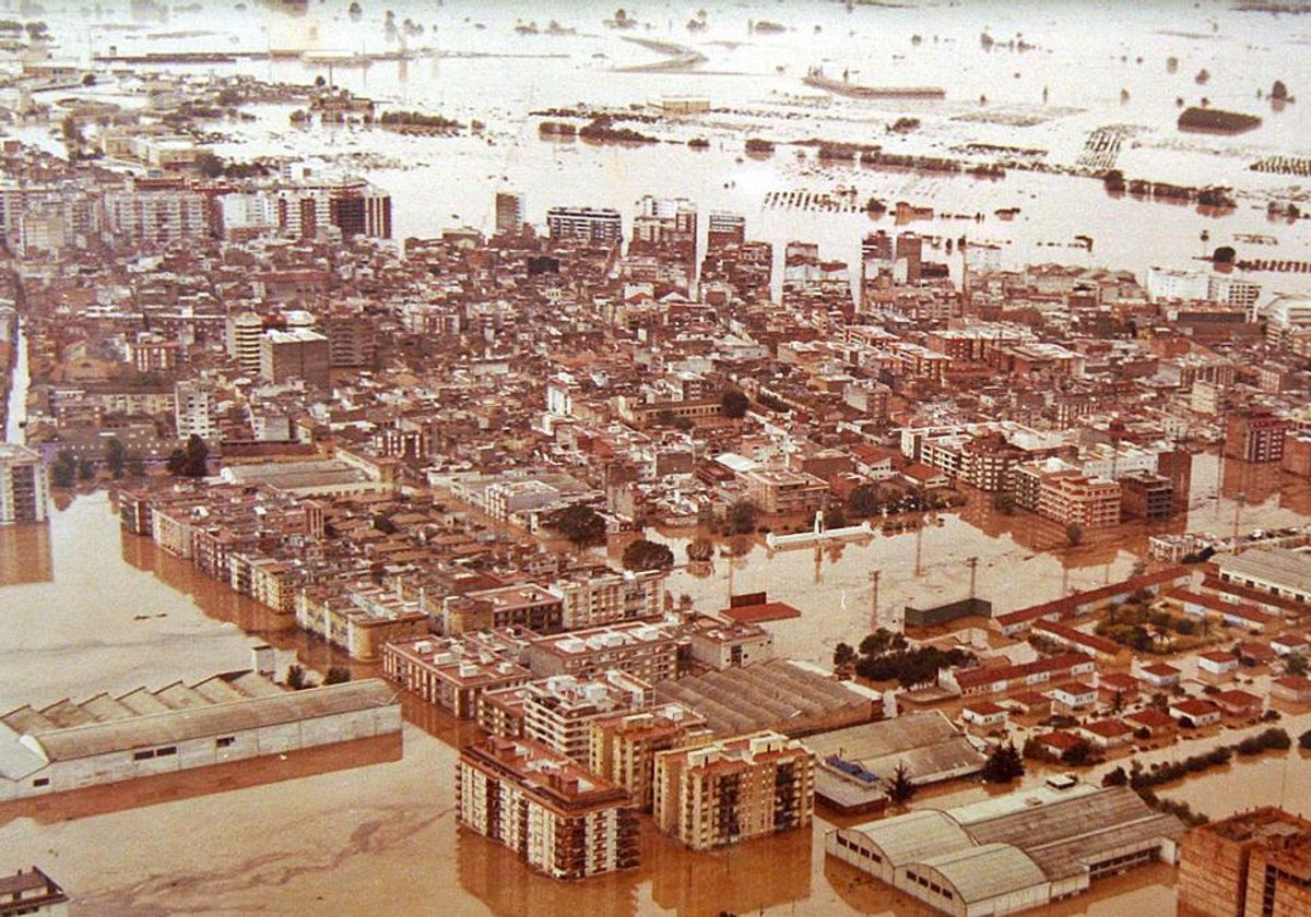 Vista aérea de Alzira en la madrugada del 21 de octubre de 1982