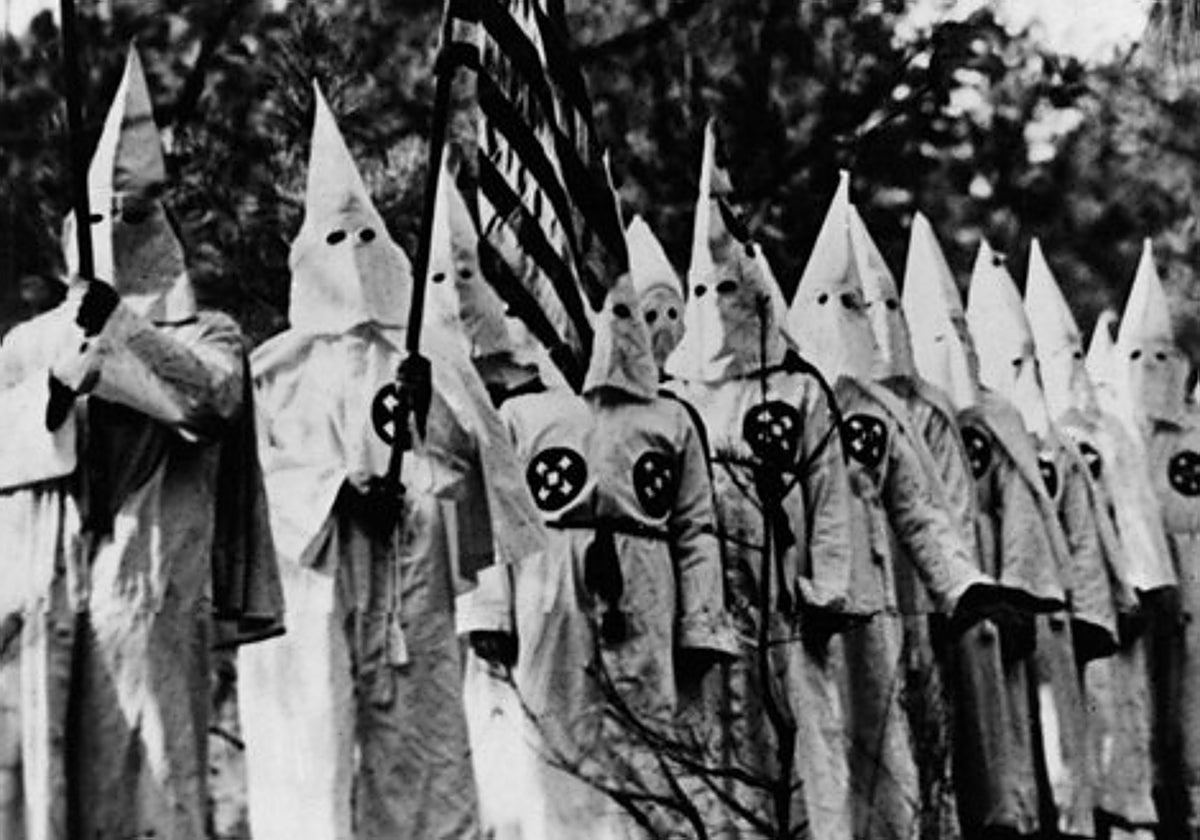 Fotografía de recurso de varios miembros del Ku Klux Klan en los años sesenta