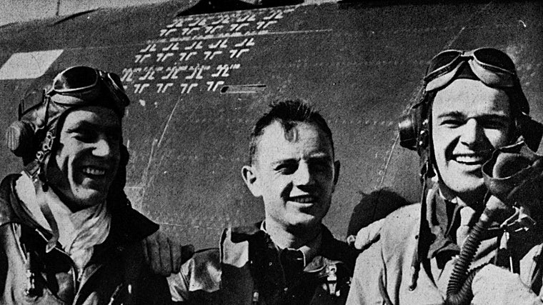 Pilotos del 56º Grupo de Caza. En el centro, Hub Zemke rodeado de otros dos ases: Robert Johnson y Walker H. Mahurina