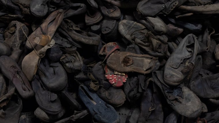 Montaña de zapatos en el campo de concentración y exterminio de Auschwitz