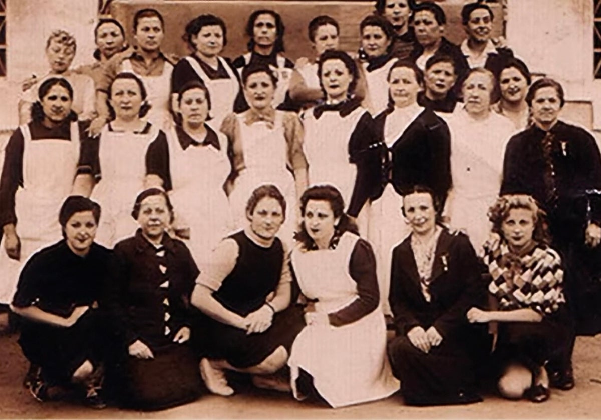 Algunas de las 13 Rosas, en una imagen de grupo