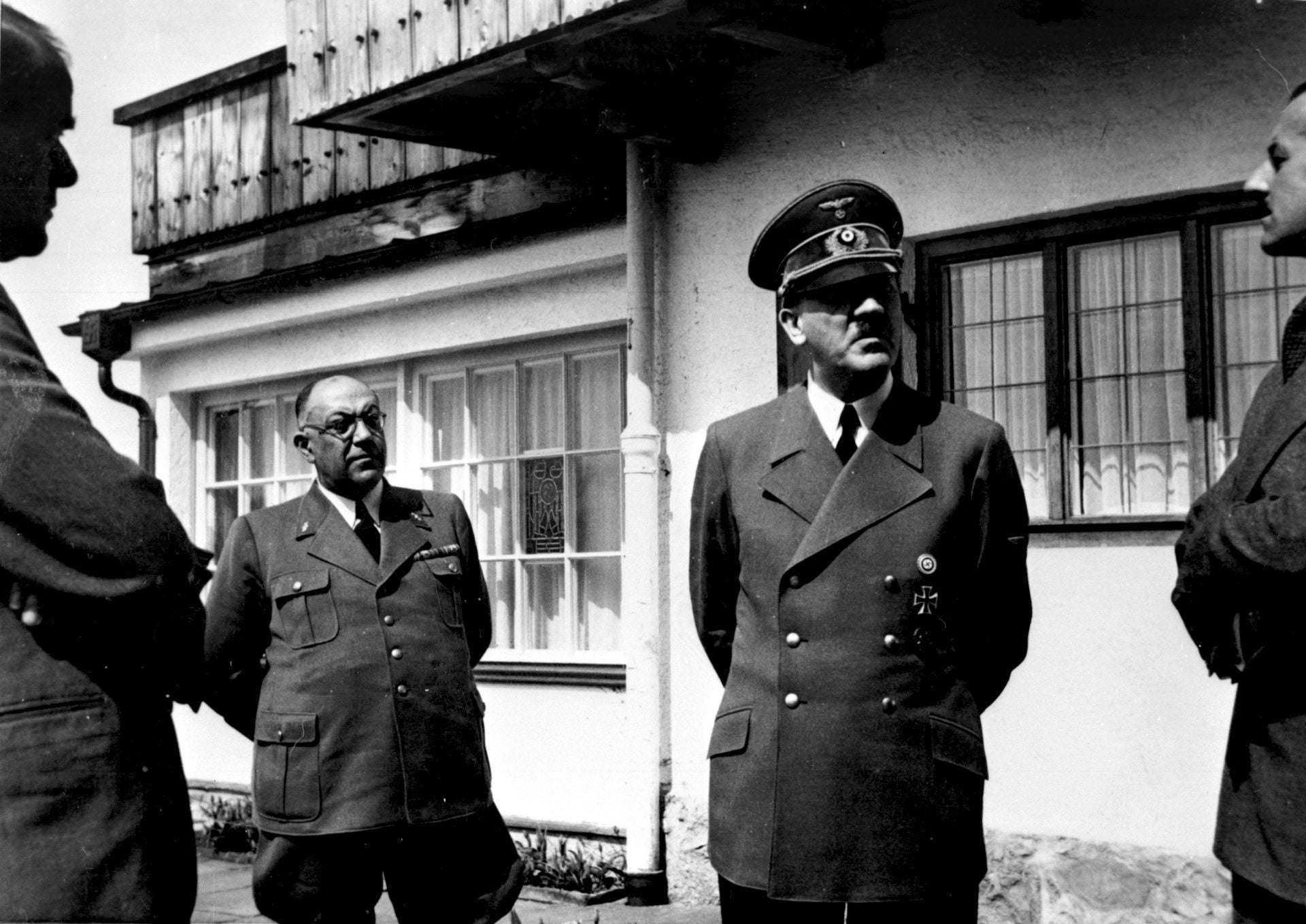 Morell, tras Hitler durante una reunión con sus jerarcas en la Segunda Guerra Mundial