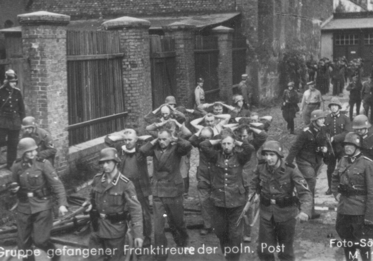 Defensores polacos de la Oficina de Correos de Gdansk, tras ser capturados por los nazis