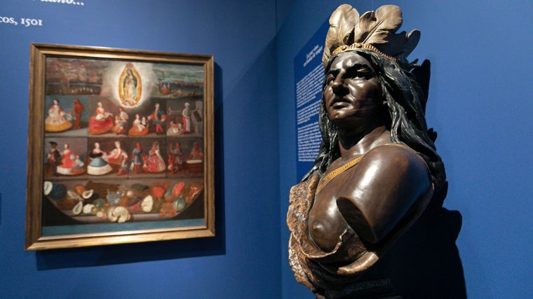 Deferentes vitrinas de la exposición. A la derecha, un busto de la Mallinche