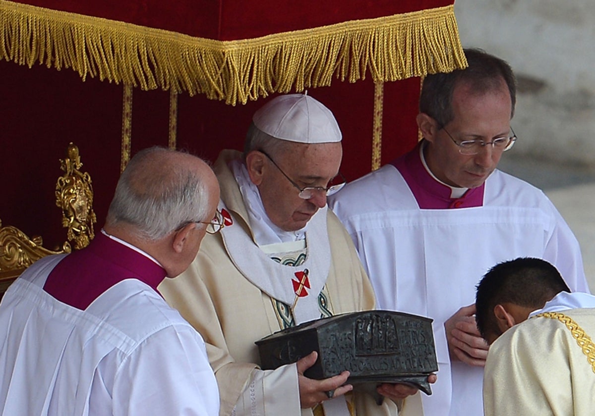 El Papa Francisco con los restos de San Pedro, en noviembre de 2013