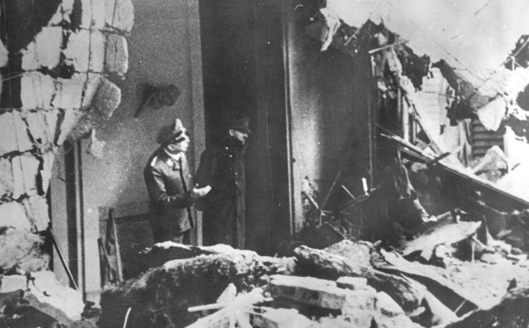 Imagen principal - Arriba, y debajo, a la izquierda: última salida de Hitler a los jardines de la Cancillería antes de morir. Fechadas a finales de abril. A la derecha, su testamento