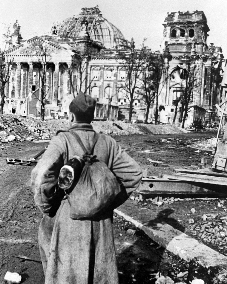 Un soldado soviético observa el estado del Reichstag tras acceder a Berlíbn