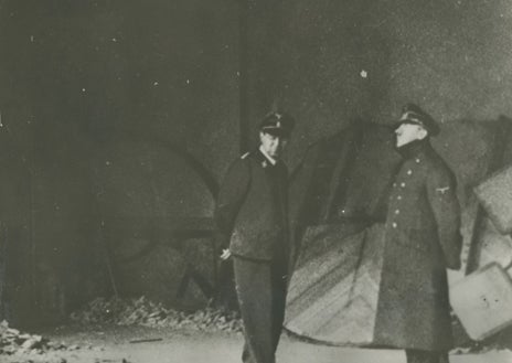 Imagen secundaria 1 - Arriba, y debajo, a la izquierda: última salida de Hitler a los jardines de la Cancillería antes de morir. Fechadas a finales de abril. A la derecha, su testamento
