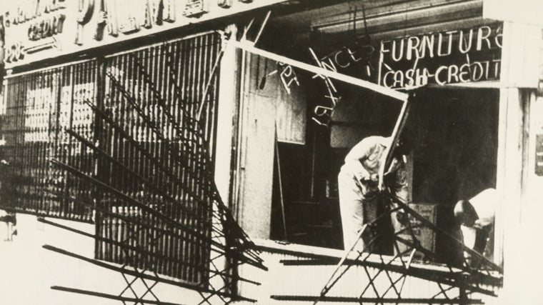 Nueva York (Estados Unidos), 14/07/1977. Escaparates del barrio de Harlem destrozados para robar en su interior durante la noche del apagón.