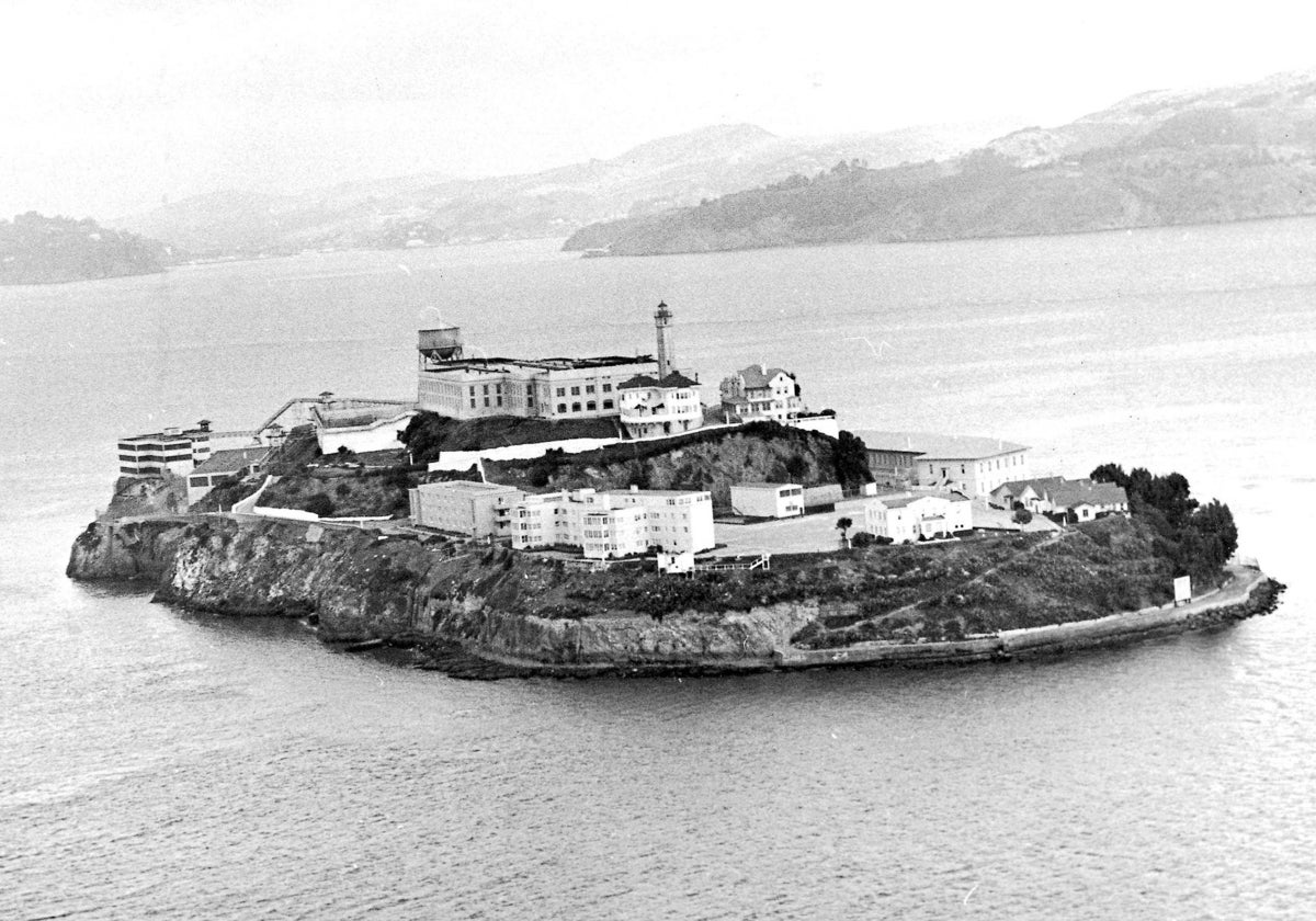 Bahía de San Francisco, California (EE.UU.), años 70. Vista aérea de la cárcel de máxima seguridad de Alcatraz