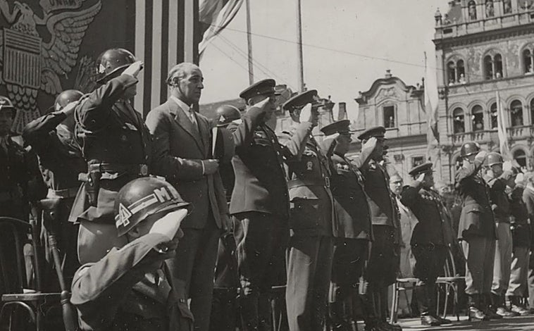 Imagen principal - Arriba, representación de liberación; debajo, a la izquierda, desfile del cuerpo de enfermeras; debajo, a la derecha, Ocón, durante la recreación