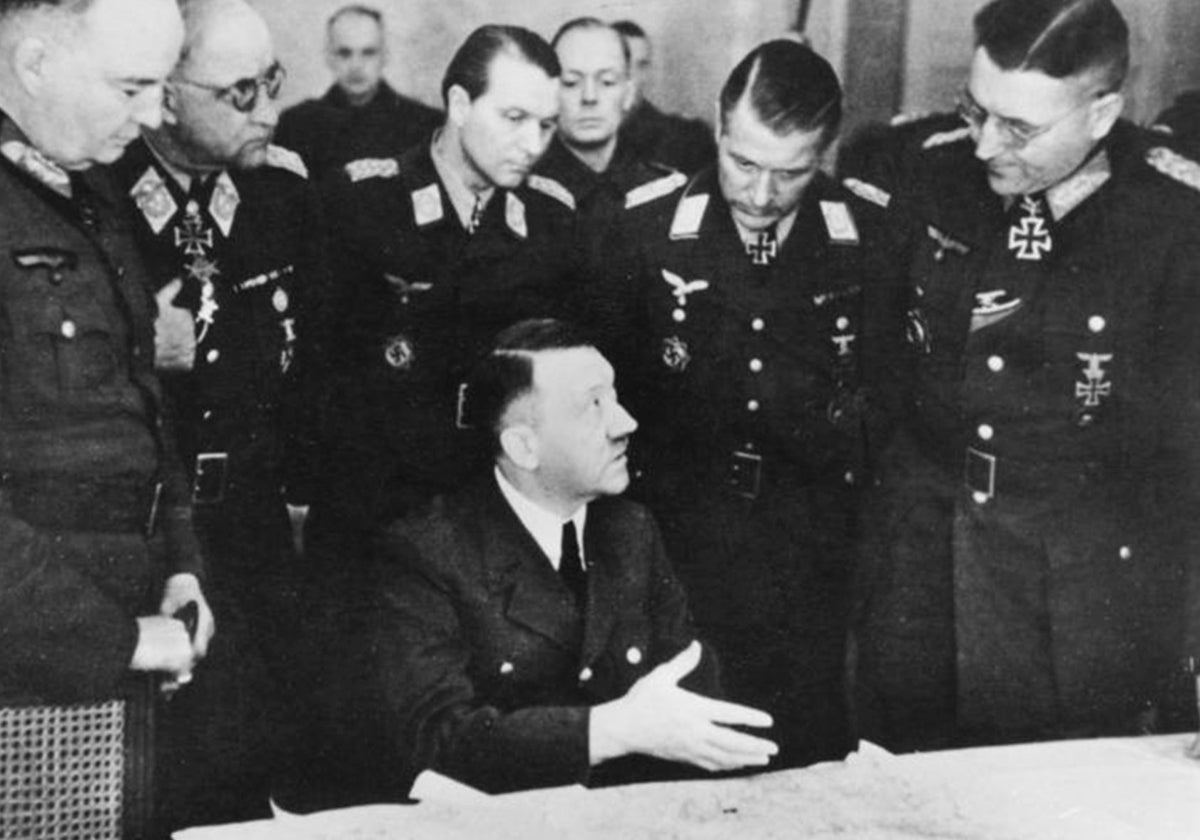 Marzo de 1945. Adolf Hitler en una conferencia en el cuertel general del Grupo de Ejércitos Vístula