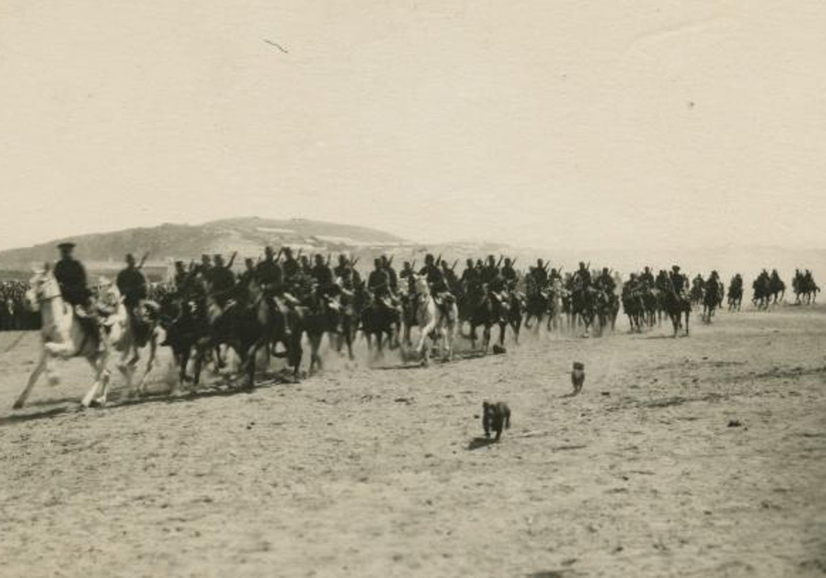 Escuadrón del regimiento Alcantara a galope tendido