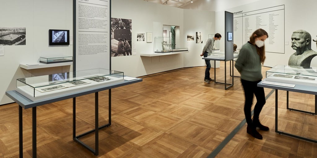 Müzelerin “Beyaz Batı” na karşı “ideolojik makineler” olduğunu göstermek isteyen kitap