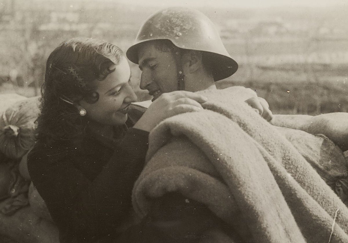 Madrid, octubre de 1936. Un soldado se despide de su novia en el sitio donde ha sido concentrado su batallón