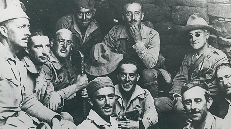 Miguel Primo de Rivera y Francisco Franco, junto a sus hombres, antes del desembarco
