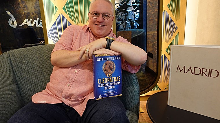 El autor, junto a su obra