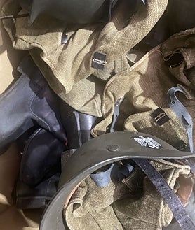 Imagen secundaria 2 - Alberto Luna revisa varias prendas. Abajo, a la izquierda, lijado de una prenda en la sala de ambientación. A su derecha, varios objetos que completan la vestimenta