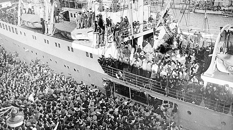 Llegada a España en 1954 del buque 'Semiramis' cargado con divisionarios y republicanos