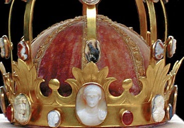 La maldición de las joyas de la Corona francesa: vendidas en la República y ahora robadas
