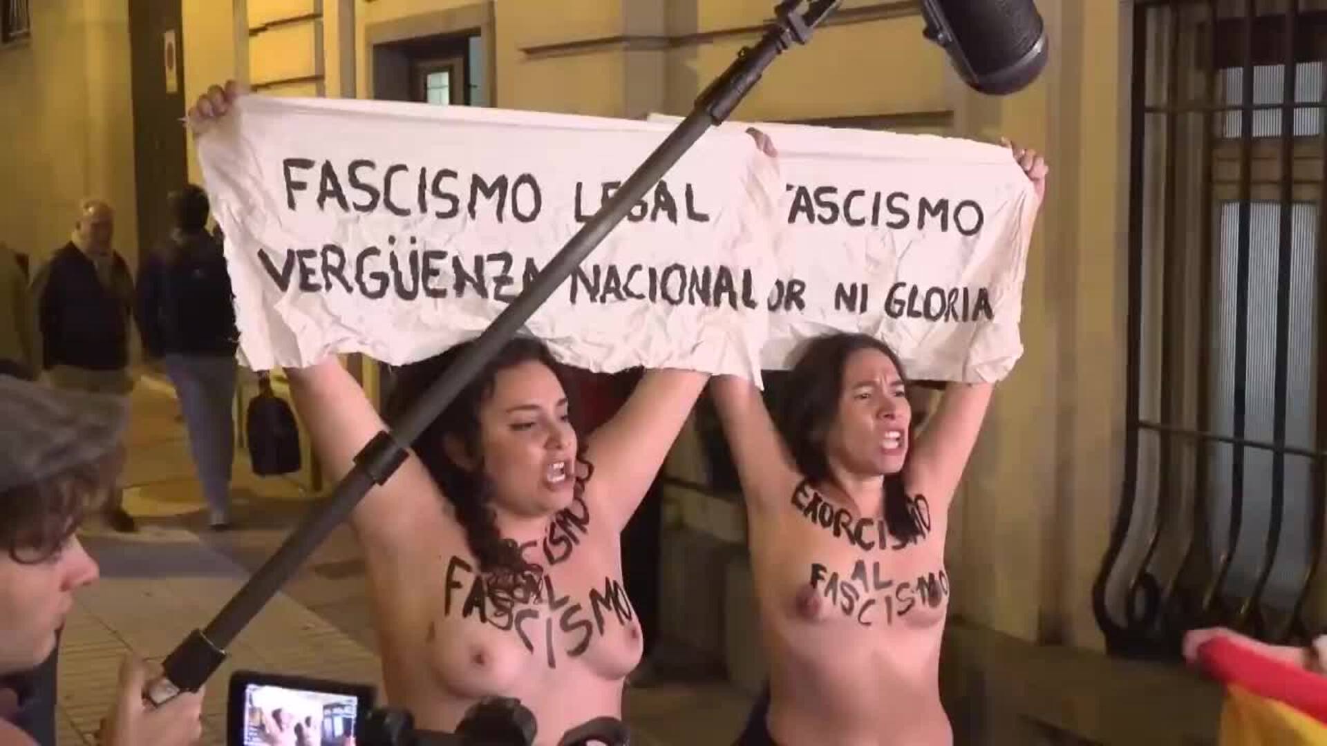 Dos activistas de Femen irrumpen a pecho descubierto en la entrada de la misa por Franco