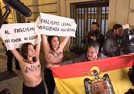 Dos activistas de Femen irrumpen a pecho descubierto en la entrada de la misa por Franco