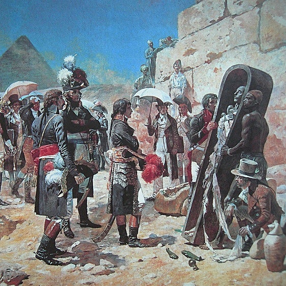 Napoleón contempla una momia durante su viaje a Egipto