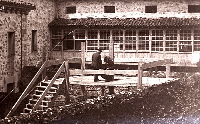 Main image - Above: Photograph of Angiolillo in Vergara, seconds before his execution with the vile garrote. Bottom left: the weapon with which he committed the crime. Bottom right: portrait of the assassin published in 'Blanco y Negro' of August 21, 1897