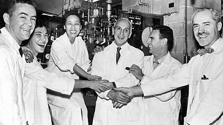 Dr. Severo Ochoa (centro) é parabenizado por sua equipe e colegas da Escola de Medicina da Universidade de Nova York.