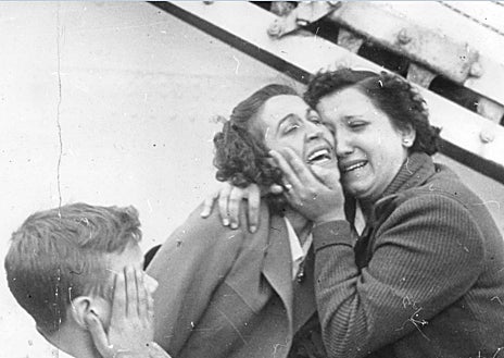 İkincil resim 1 - Yukarıda, Sontay buharlı gemisinin 1.500 İspanyol mülteci çocukla birlikte 1937'de Saint Petersburg'a varışı. Bu satırların üstünde solda: 1956'da Castellón'a yeni gelmiş, ülkesine geri dönenler. Sağda: 1956'da Sovyet gemisi Kırım'dan oğluyla birlikte inen bir anne