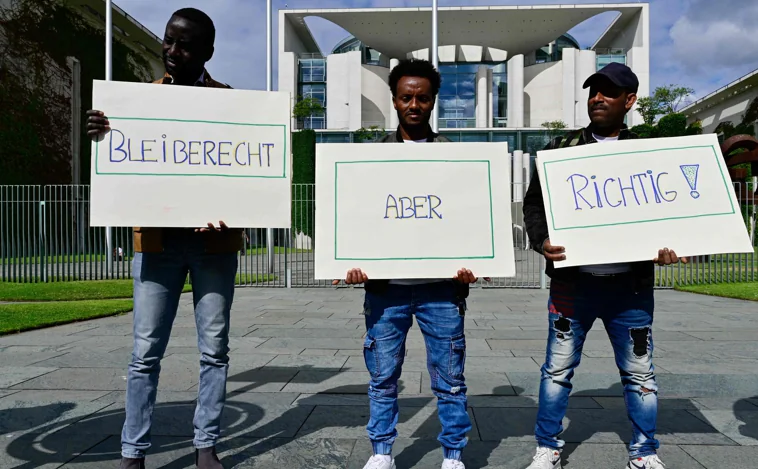Un grupo de personas protesta frente a la cancillería de Berlín por los derechos de los solicitantes de asilo