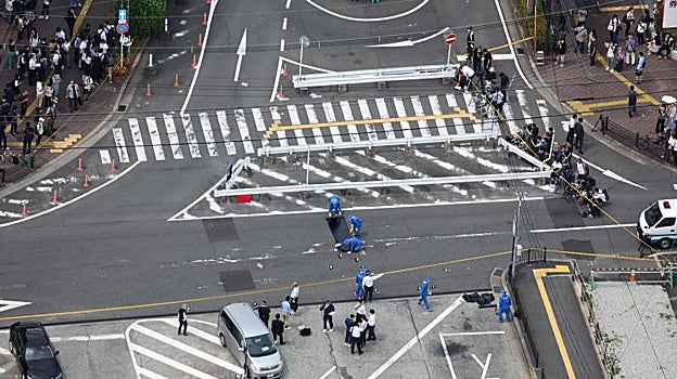 La policía investiga la escena del crímen