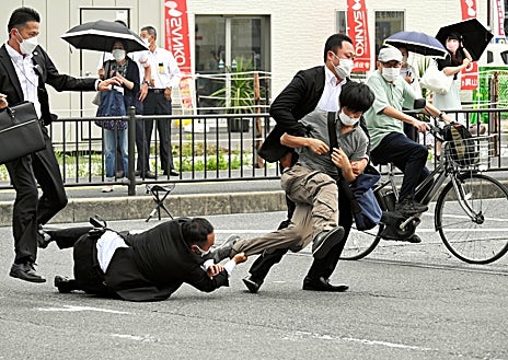 Imagen secundaria 1 - Un error permitió al presunto magnicida acercarse hasta Abe y dispararlo. Los guardaespaldas lo redujeron inmediatamente