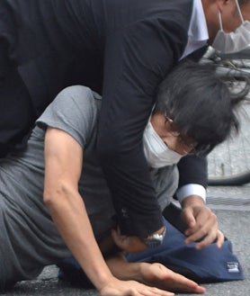 Imagen secundaria 2 - Un error permitió al presunto magnicida acercarse hasta Abe y dispararlo. Los guardaespaldas lo redujeron inmediatamente